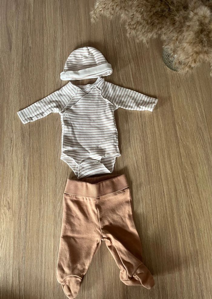 Ensemble bonnet, body et pantalon Kiabi