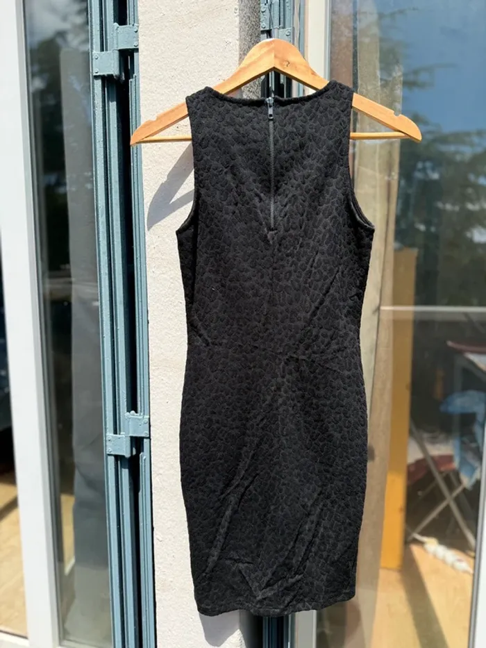 Robe noire léopard cintrée - photo numéro 4