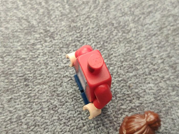 Figurine femme veste rouge - vrai Lego - photo numéro 2