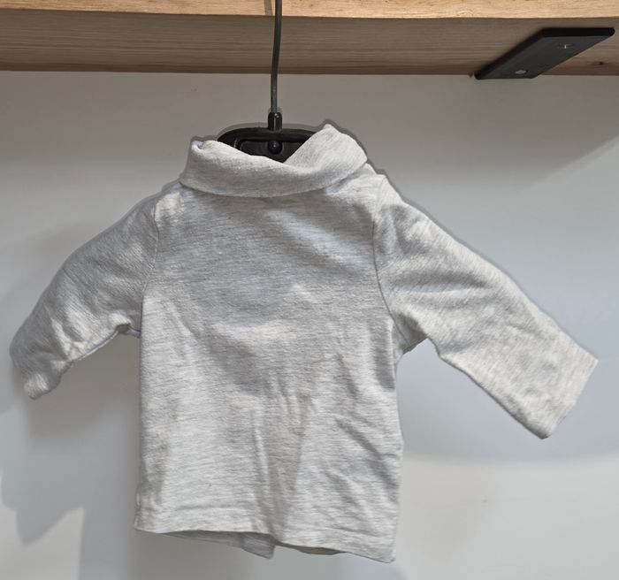 Sous pull gris ML 1 mois