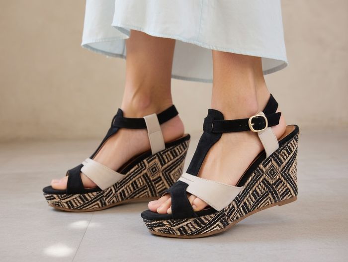 Sandales noires et beige talon compensés taille 36 Ixoo - photo numéro 1