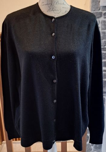Cardigan léger noir à petits boutons