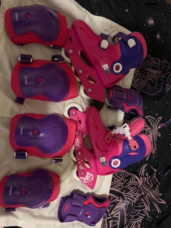 Vend une paire de rollers rose et protèges