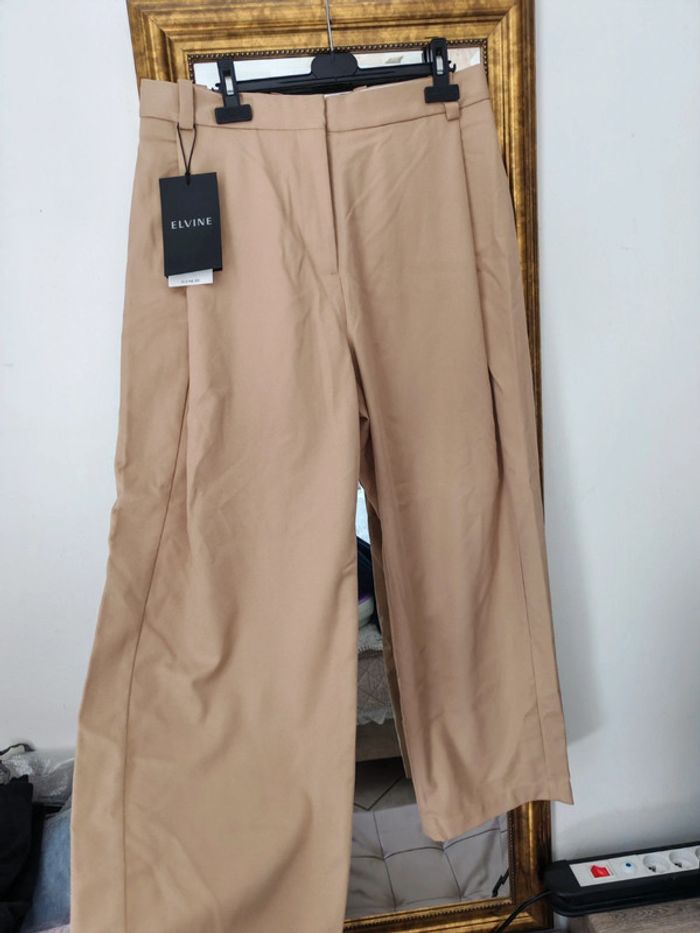 Pantalon neuf taille 42