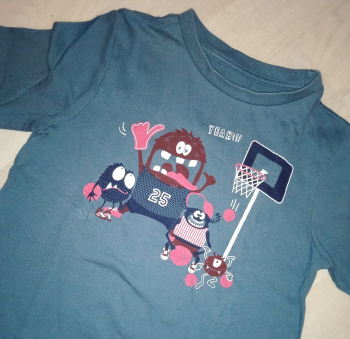 Tee-shirt bleu motif basket Kiabi T. 5 ans NEUF - photo numéro 2