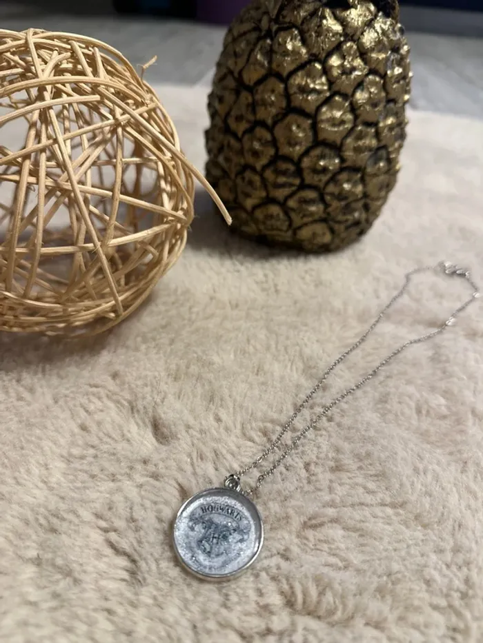 Collier Harry Potter emblème poudlard neuf