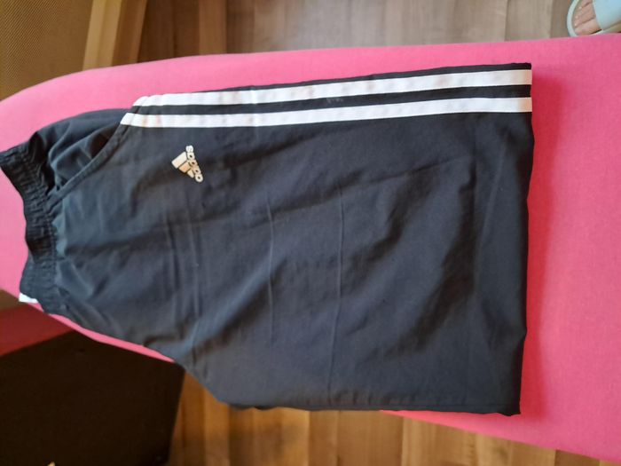 lot 5 pantalons DONT 2 NEUFS  et 3 bas jooing adidas ; en tbe - photo numéro 2
