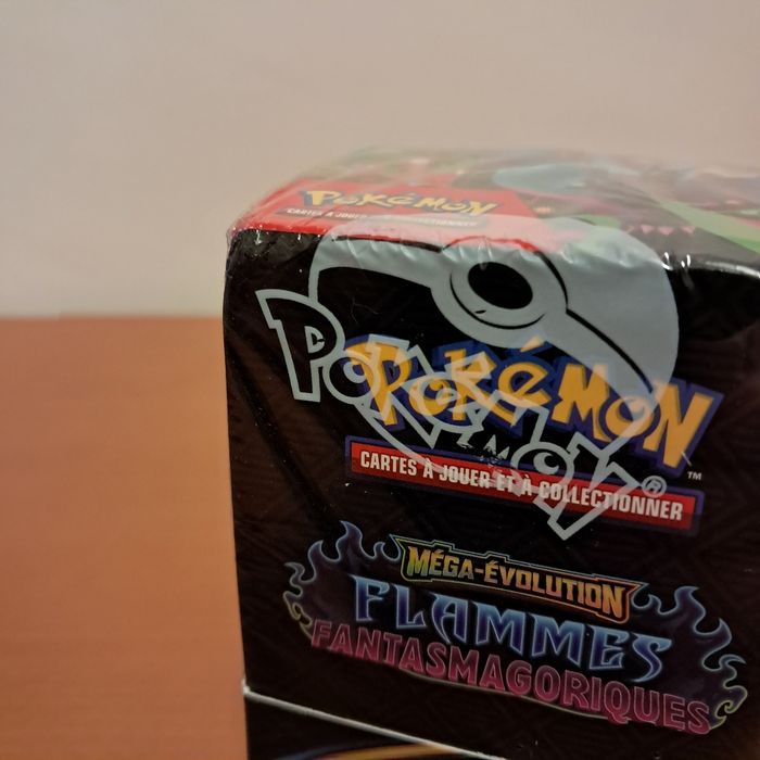 Demi display pokémon  Flammes fantasmagoriques  scellage sans trou mais plis sur carton - photo numéro 9