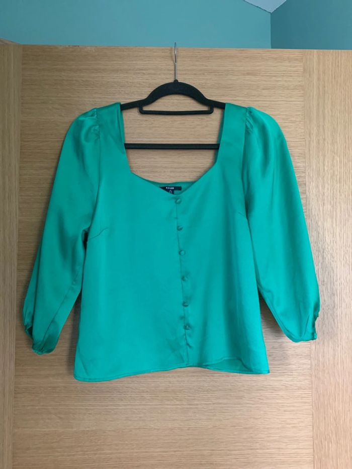 Top satiné vert.
