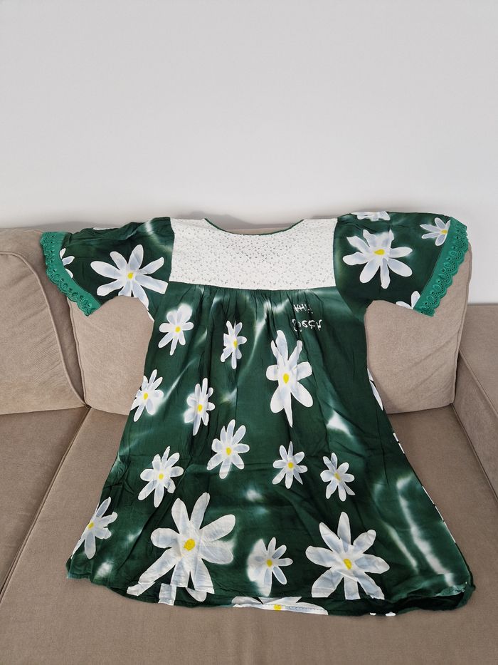 Robe polynésienne verte foncé à fleurs blanche avec détail dentelle - photo numéro 10