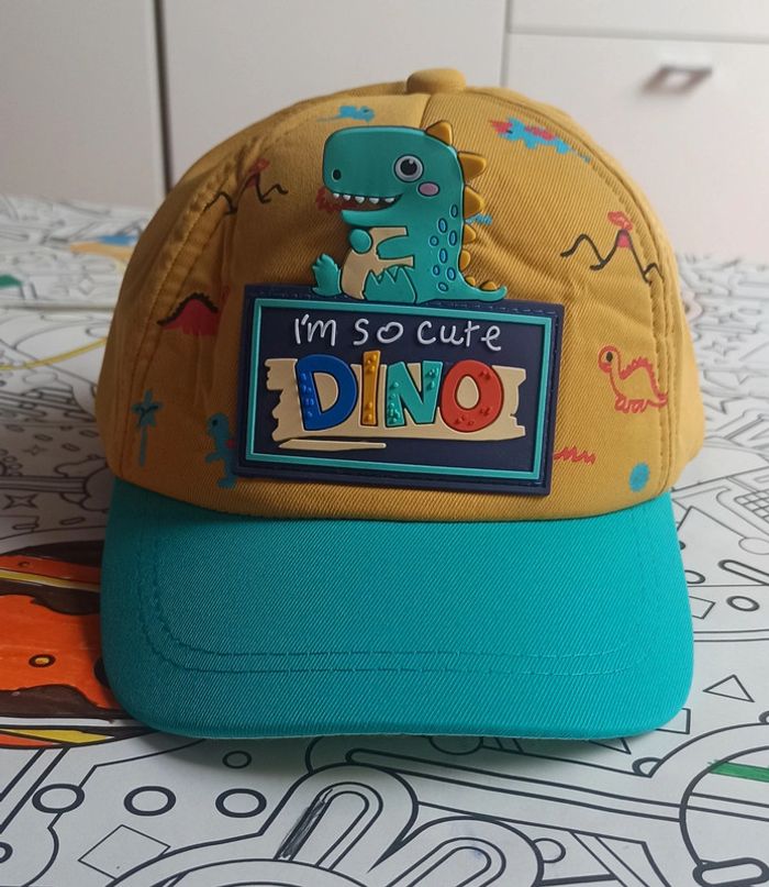 Petite casquette enfant neuve thème Dinosaures jaune et bleue