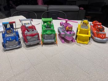 Lot de voiture avec figurine pat patrouille