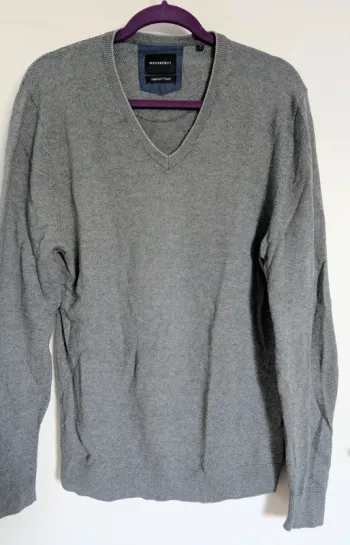 Pull gris col v