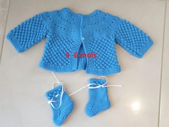 1 gilet et chaussons bleu 3 -6 mois neuf