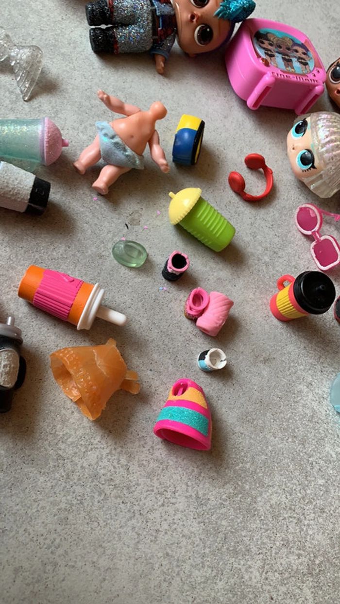 Gros lot de poupée LOL accessoires lunettes ailes tête télévision - photo numéro 17