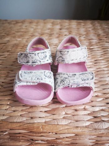 Chaussures sandales claquettes tongs scratch plage