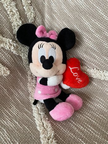 Peluche doudou 22cm disney Minnie souris rose et noir coeur rouge love Très bon état