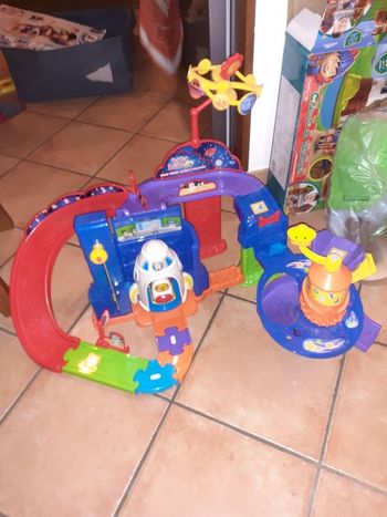 Tut tut bolides super station spatial interactive