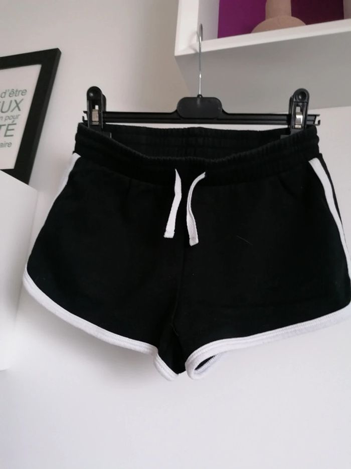 Short noir liseré blanc Kiabi XXS - photo numéro 2