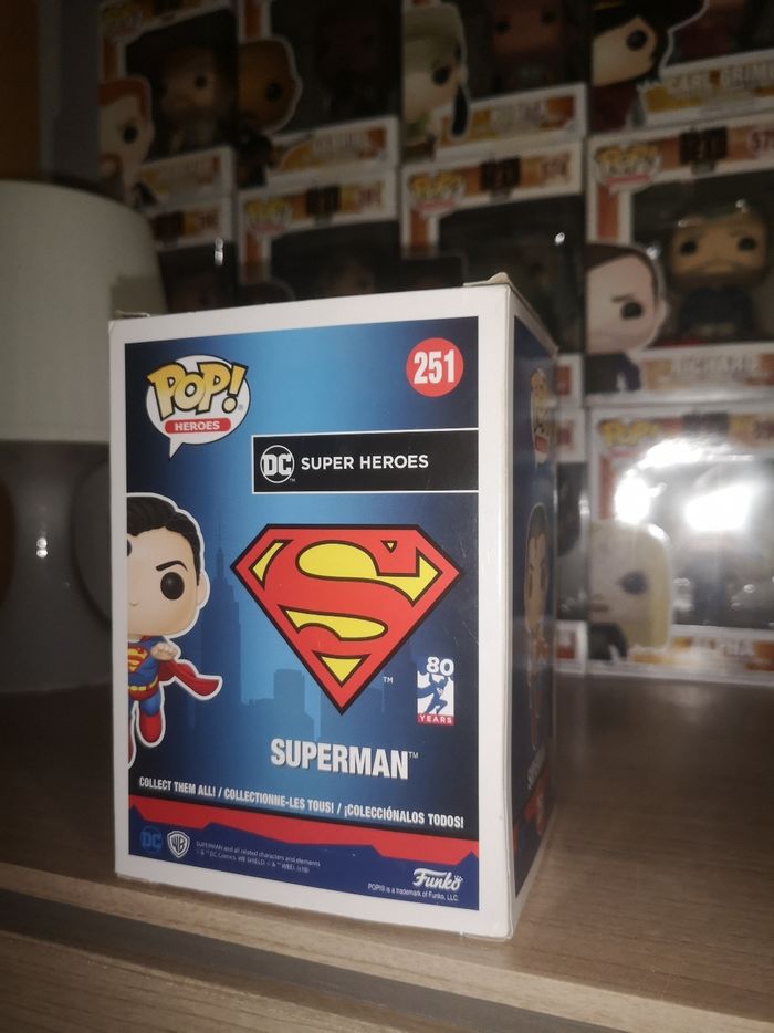 Funko pop Heroes Superman 251 Superman edition 80 ans - photo numéro 3