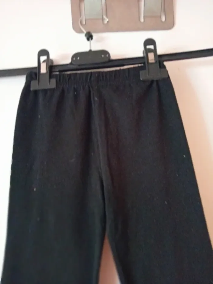 Joli legging noir. 6 ans - photo numéro 2
