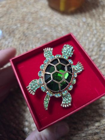 Broche tortue dorée et verte