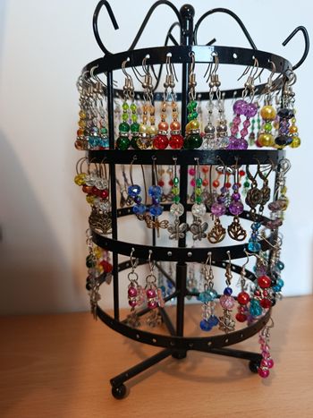 A saisir, gros lot de 70 paires de boucles d'oreilles , neuves !