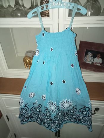 Robe 👗 a bretelles Imprimée en très bon état taille 6 ans