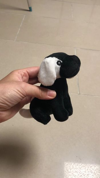 Peluche petit chien noir et blanc