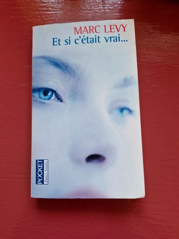 Livre poche. Et si c était vrai . Marc levy