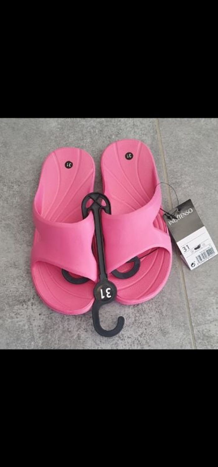 claquette en plastique rose neuve taille 31