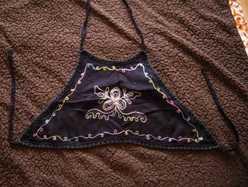 Crop Top minimaliste vintage noir à broderies