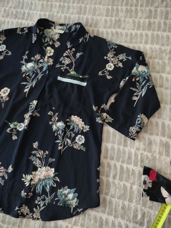 Blouse chemisier bleu marine motif fleurs manches 3/4 cache cache taille 40 - photo numéro 2