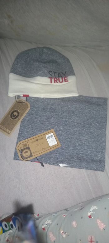 Bonnet et tour de coup  bébé t.44 env 6mois