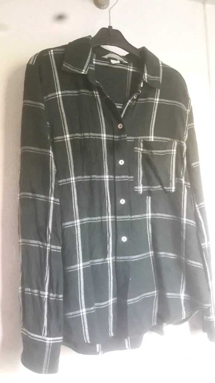 Tres belle chemise h&m taille 40 en très bon état mais taille petit