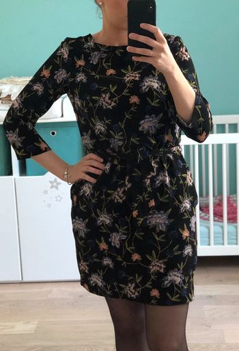Robe noire à fleurs