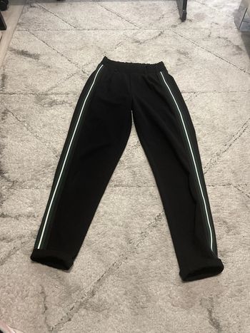 Pantalon noir avec liseraie vert et blanc sur le côté