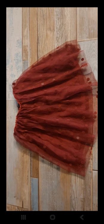 Jupe fille 
Voilée avec pois 
Taille 3 ans 
Couleur bordeau 
De chez kiabi