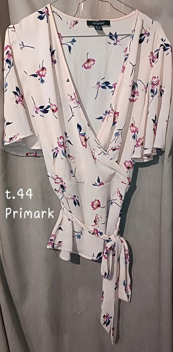 Très jolie blouse avec ceinture t.44 Primark