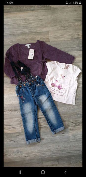 Ensemble gilet pantalon bretelle et tee-shirt