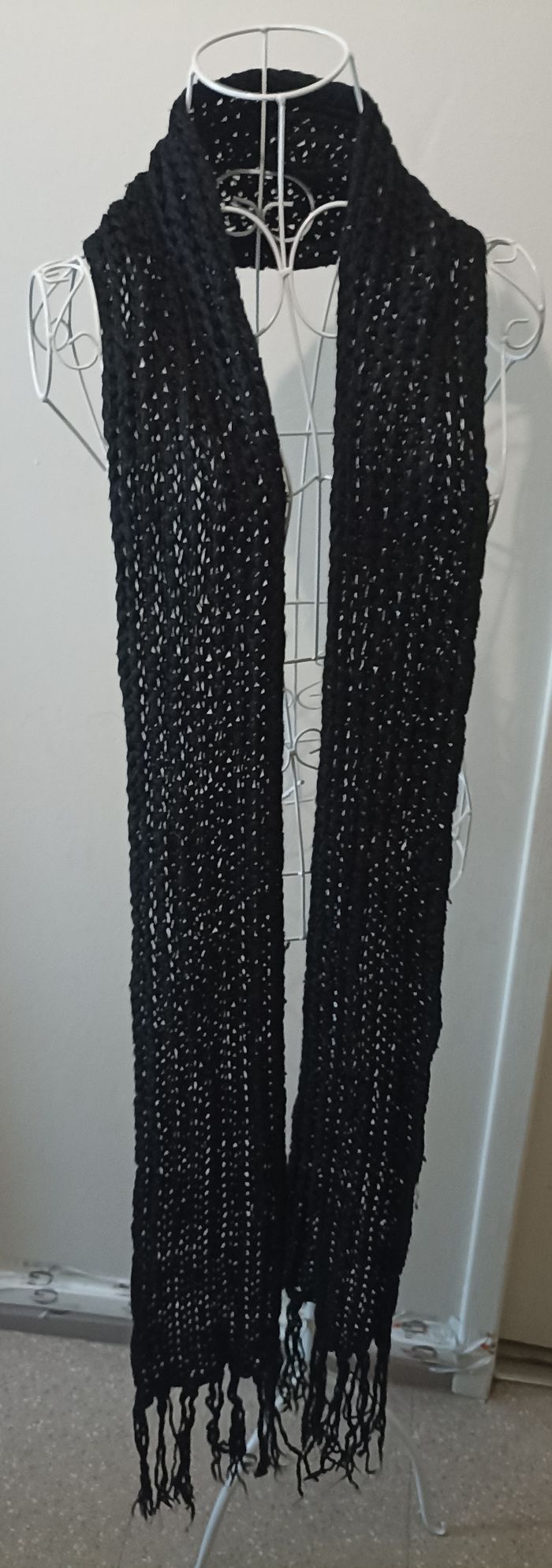 Magnifique écharpe longue en maille noire - photo numéro 4
