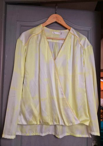 Blouse satinée blanche et jaune
