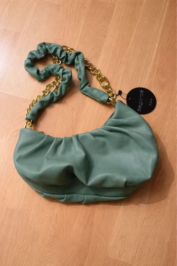 Sac à main vert sauge drapé avec chaîne dorée Elegance Paris 