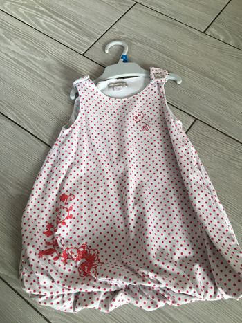 Robe blanche à pois rouge