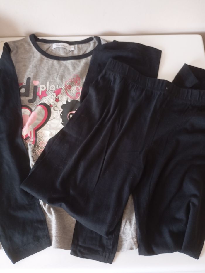 Pyjama 2 pièces. 8 ans. Noir et gris chiné. Motif devant. État neuf - photo numéro 4