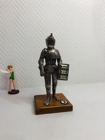 Briquet de table chevalier en armure avec calendrier perpétuel