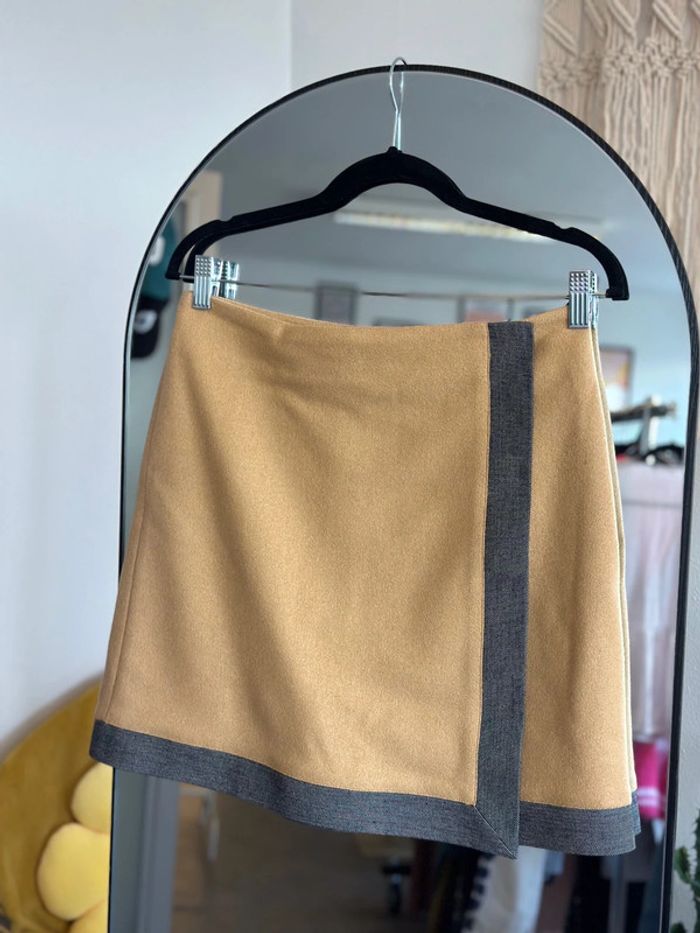 Jupe Fendi modèle vintage en laine camel,taille 38