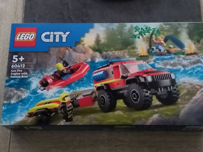Vend le camion de pompiers 4 fois 4 et le canot de sauvetage lego