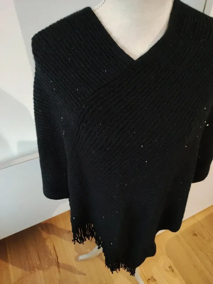 Poncho noir avec petits sequins (discrets) - excellent état - photo numéro 4