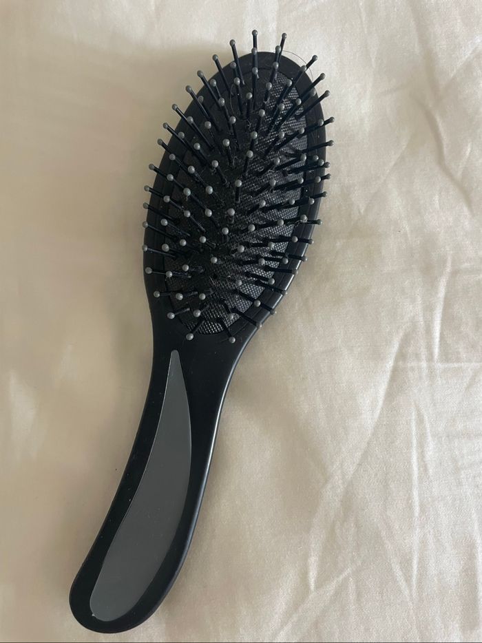 Brosse à cheveux noire - photo numéro 3